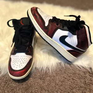 Air Jordan 1 Mid SE ''Wear Away Chicago'' grade school
