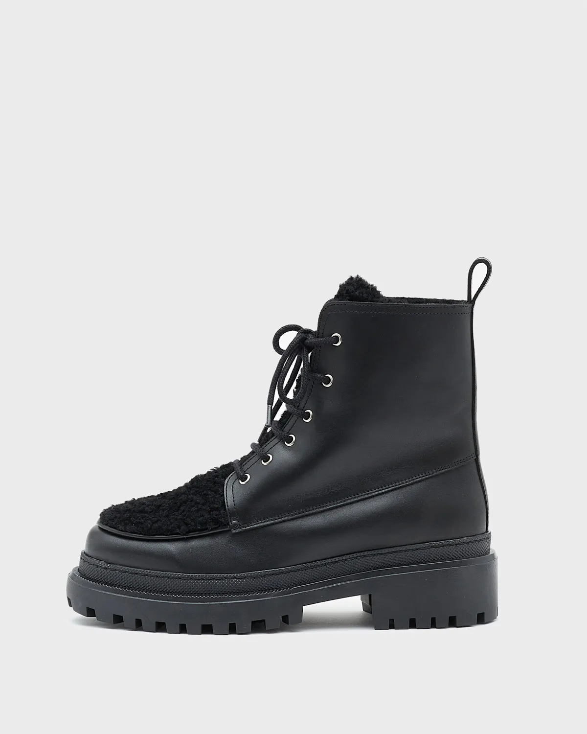 Boots montantes en peau lainée à lacet