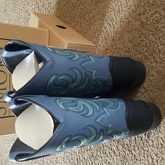 Brand NEW boys smoky mountain boots