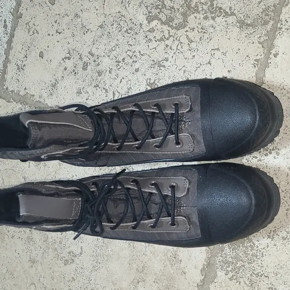 Converse Chuck Taylor Lugged Waterproof Boots Size 9W  7M