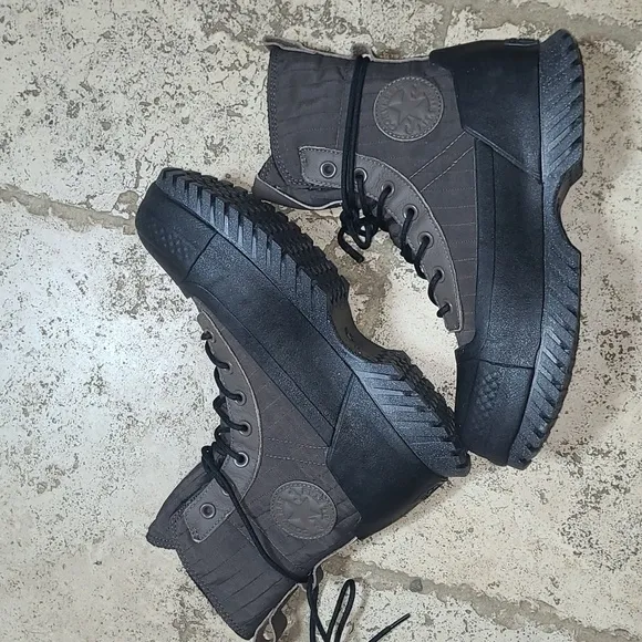 Converse Chuck Taylor Lugged Waterproof Boots Size 9W  7M