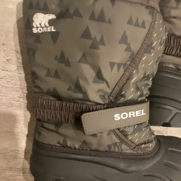 COPY - Sorel green insulted kids winter snow boot size 4 excellent loved condit…