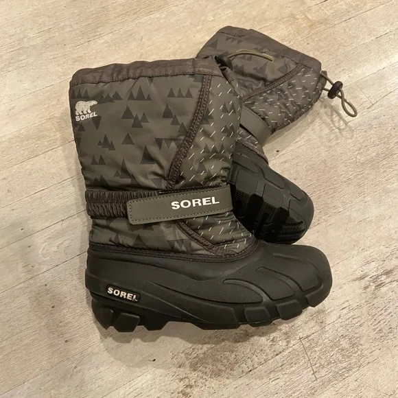 COPY - Sorel green insulted kids winter snow boot size 4 excellent loved condit…
