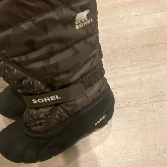 COPY - Sorel green insulted kids winter snow boot size 4 excellent loved condit…