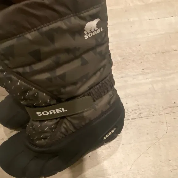 COPY - Sorel green insulted kids winter snow boot size 4 excellent loved condit…