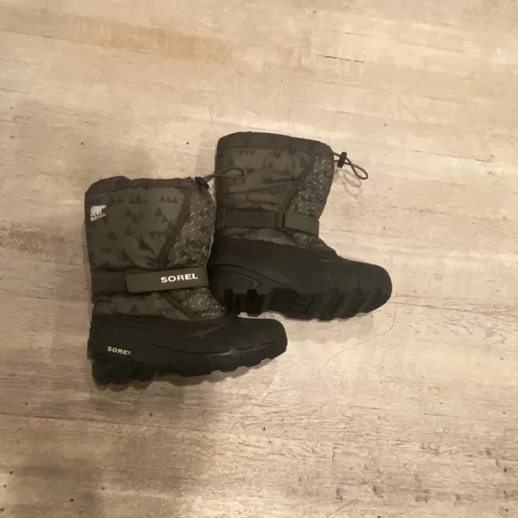 COPY - Sorel green insulted kids winter snow boot size 4 excellent loved condit…