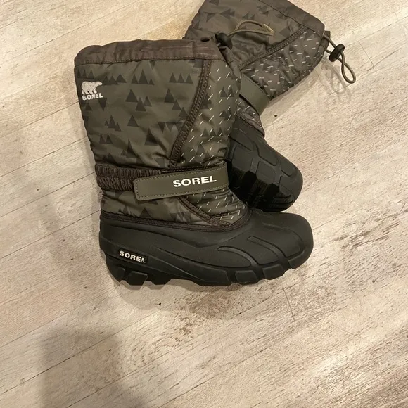 COPY - Sorel green insulted kids winter snow boot size 4 excellent loved condit…
