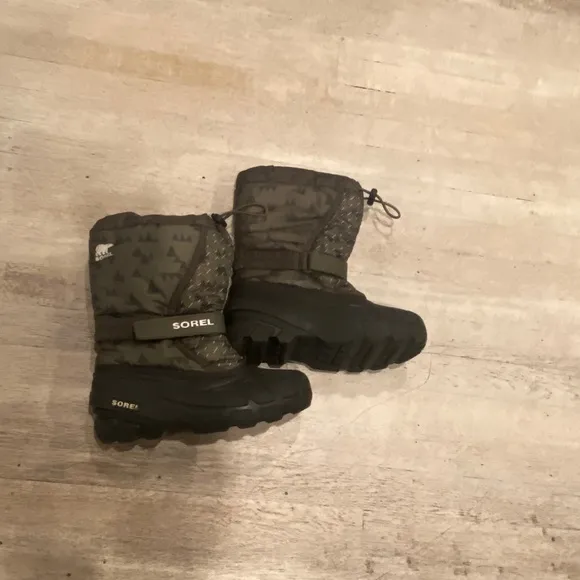 COPY - Sorel green insulted kids winter snow boot size 4 excellent loved condit…