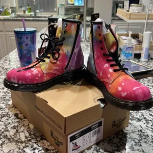 DR. MARTEB TIE DYE LACE UP BOOTS