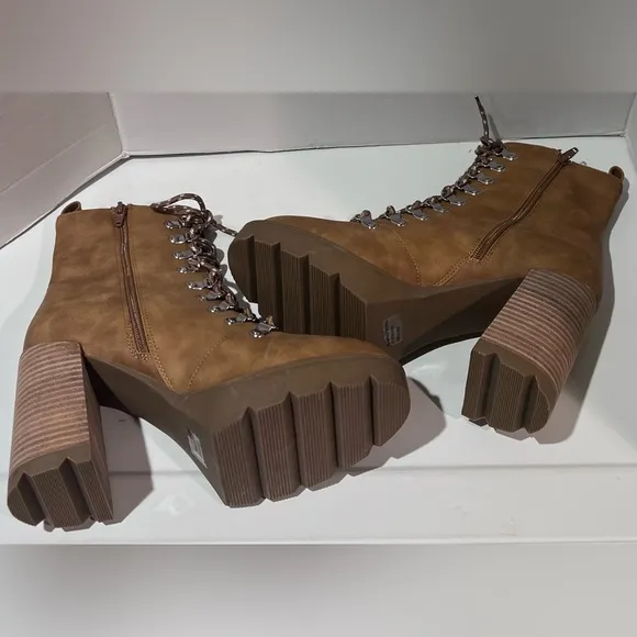 DV Dolce Vita Dreek Tan Lace-Up Platform Lug-Sole Combat Hiker‎ Booties Boots 10