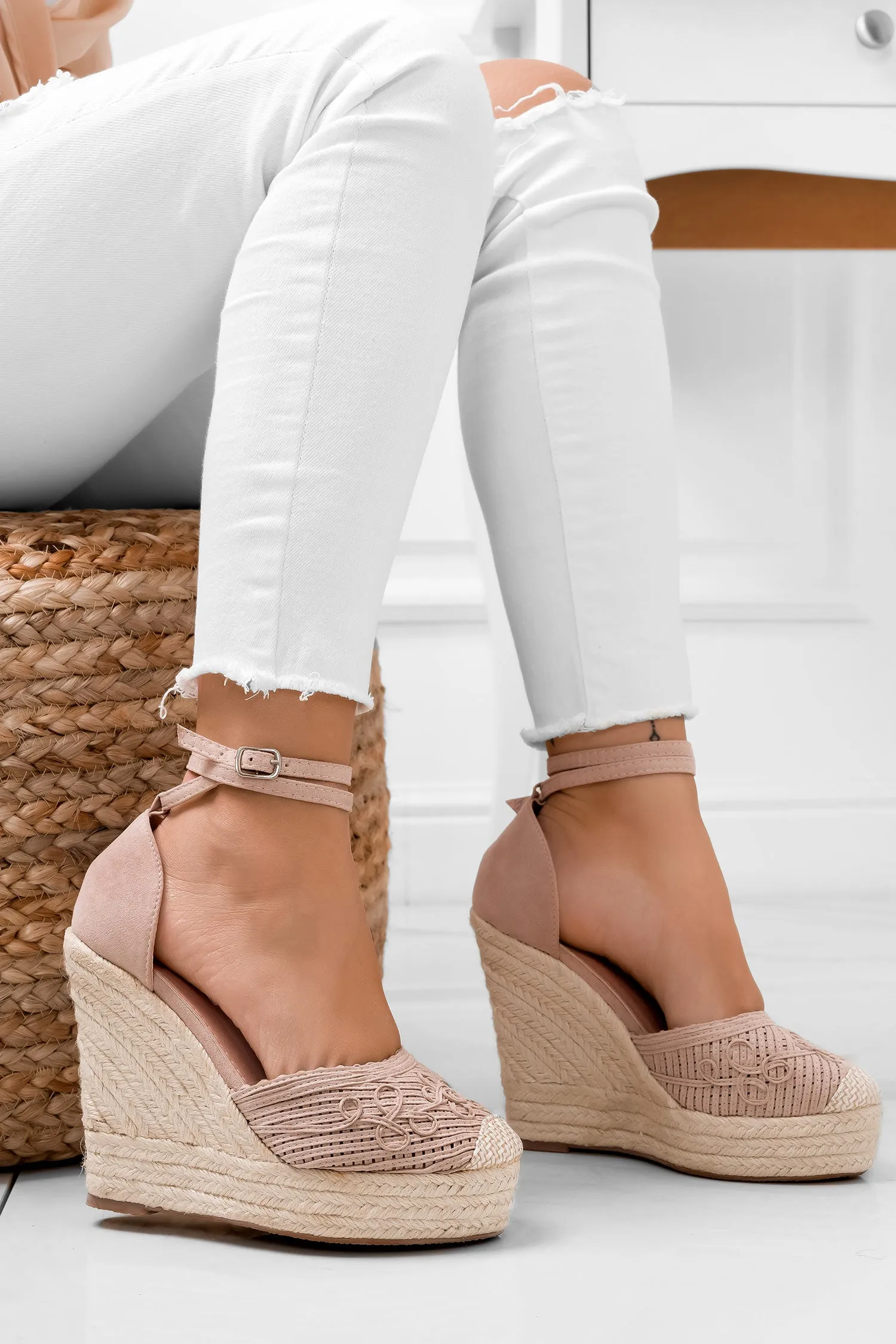 Espadrilles nude con zeppa in corda e ricamo