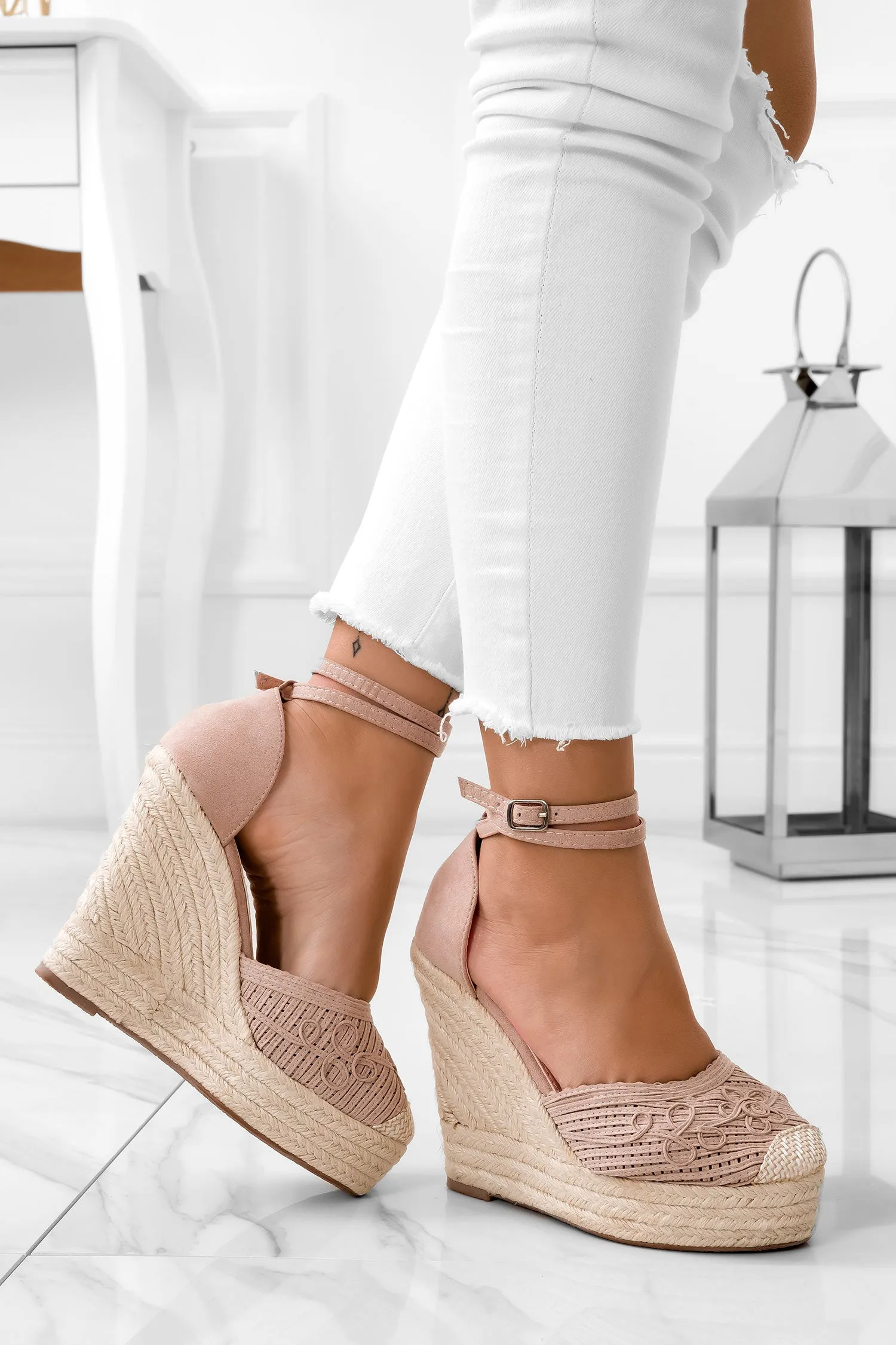 Espadrilles nude con zeppa in corda e ricamo
