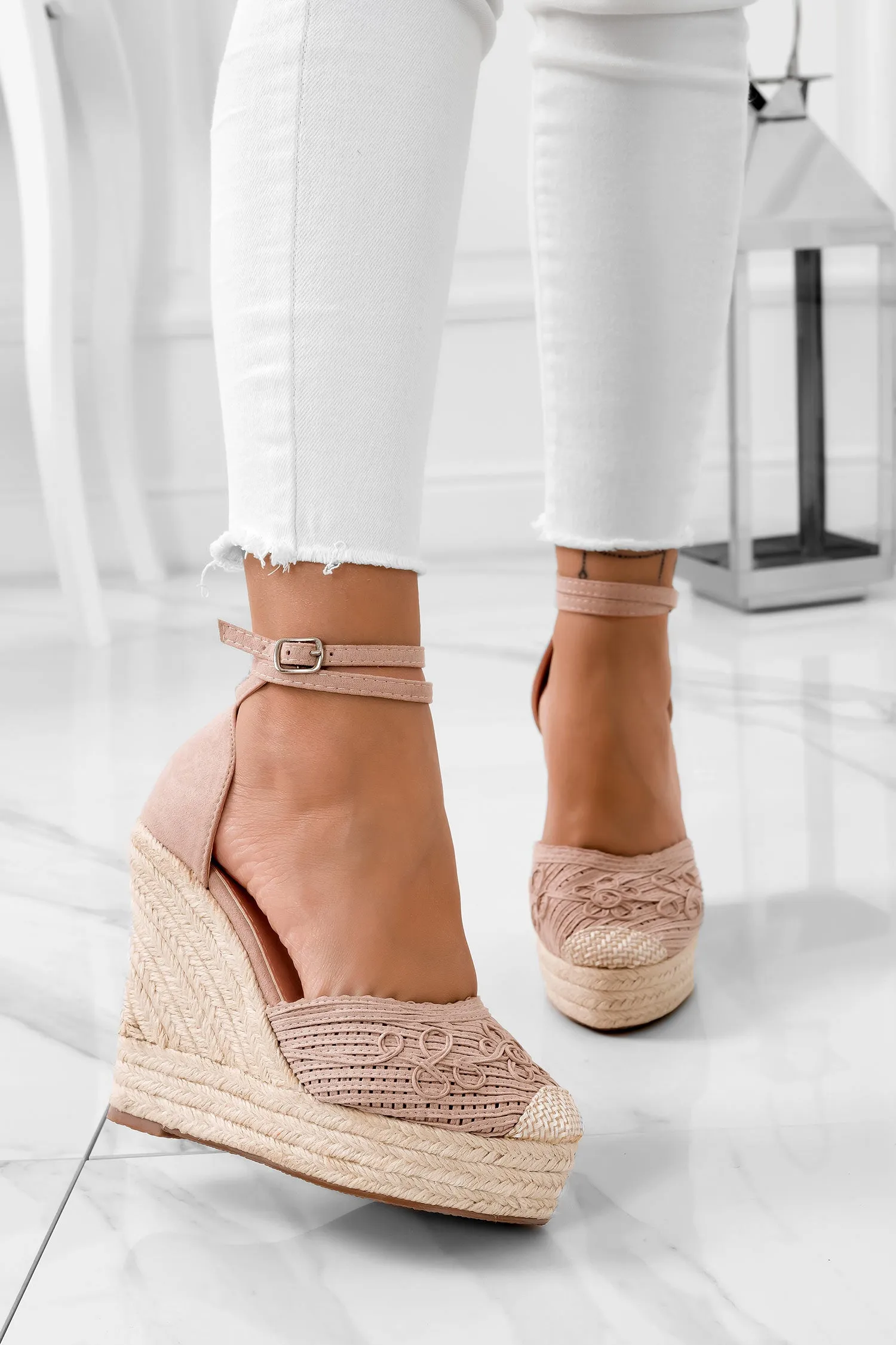 Espadrilles nude con zeppa in corda e ricamo