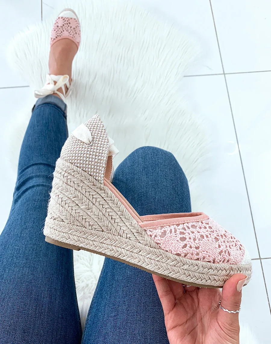 Espadrilles à talons compensés en dentelle rose à lacets
