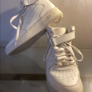 GIRL OR BOYS NIKE AIR WHITE HIGH TOP SNEAKERS SZ 7Y.