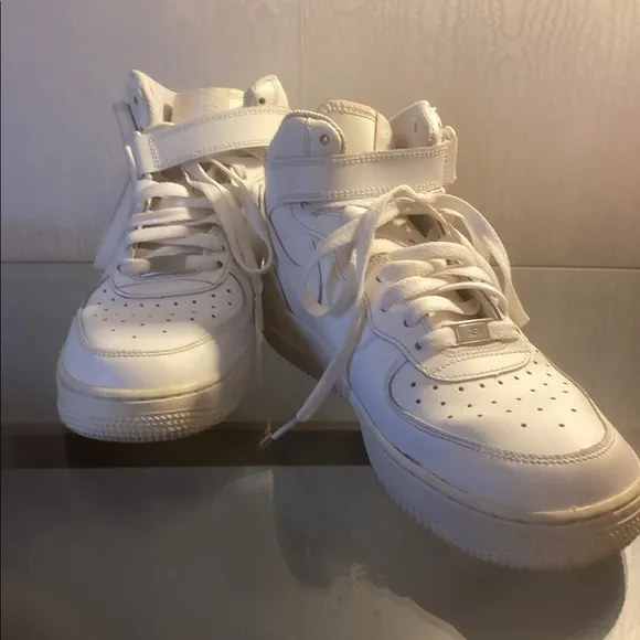 GIRL OR BOYS NIKE AIR WHITE HIGH TOP SNEAKERS SZ 7Y.