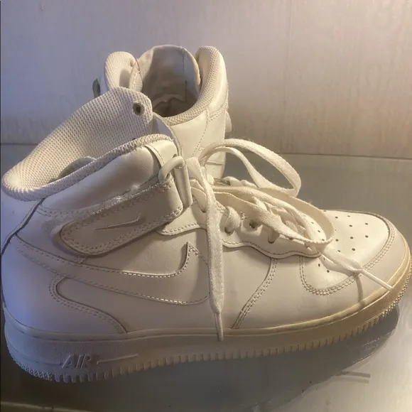 GIRL OR BOYS NIKE AIR WHITE HIGH TOP SNEAKERS SZ 7Y.