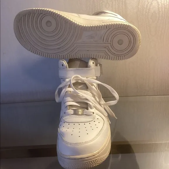 GIRL OR BOYS NIKE AIR WHITE HIGH TOP SNEAKERS SZ 7Y.