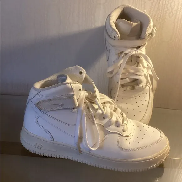 GIRL OR BOYS NIKE AIR WHITE HIGH TOP SNEAKERS SZ 7Y.