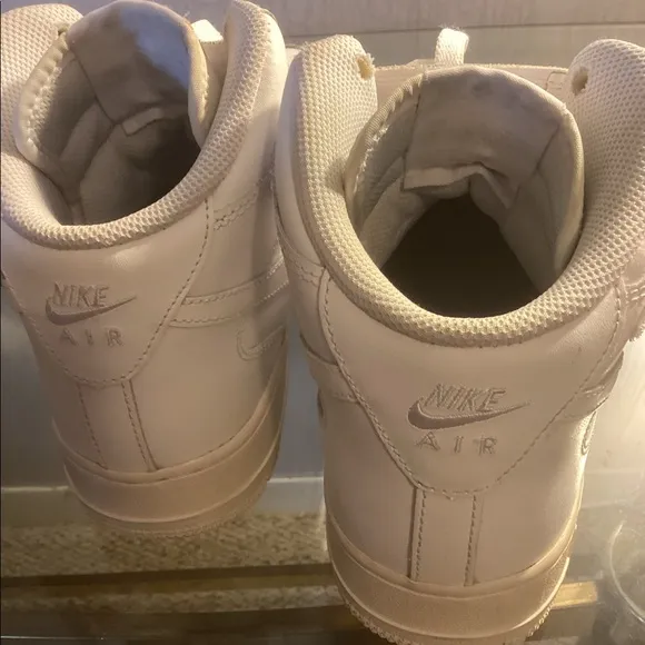 GIRL OR BOYS NIKE AIR WHITE HIGH TOP SNEAKERS SZ 7Y.