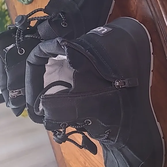 🏆Host Pick! Ugg Turlock black waterproof insulated suede Kids youth size 4 boot