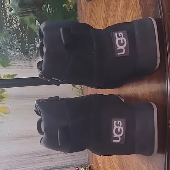 🏆Host Pick! Ugg Turlock black waterproof insulated suede Kids youth size 4 boot