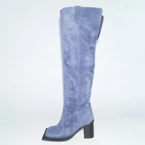 Howling in Blue Suede