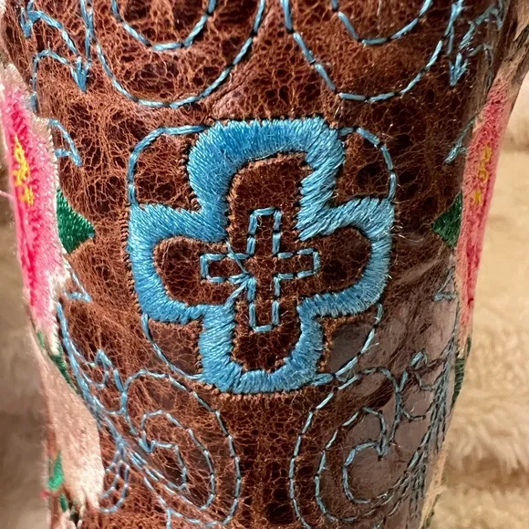 Macy Bean girls embroidered flower boots size 4