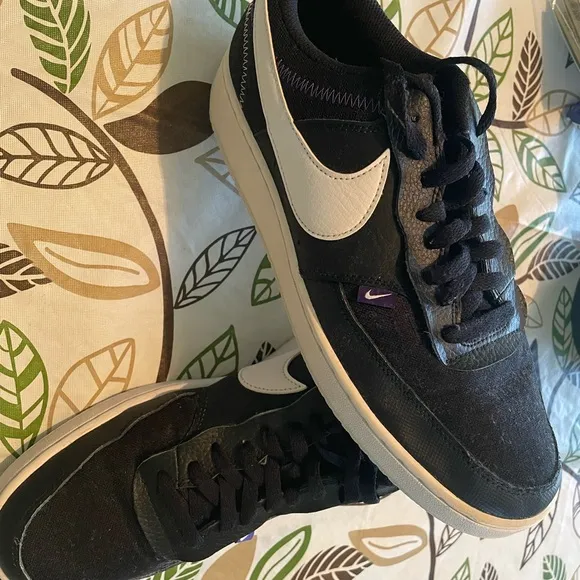 Men’s Nike Court Vision low top‎ sneakers, black with white trim, size 9 US size