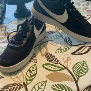 Men’s Nike Court Vision low top‎ sneakers, black with white trim, size 9 US size