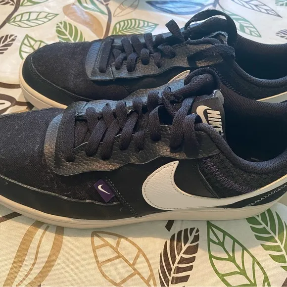 Men’s Nike Court Vision low top‎ sneakers, black with white trim, size 9 US size