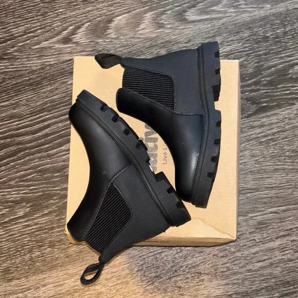 NIB Native Kensington Chelsea Boot In Black Size 9