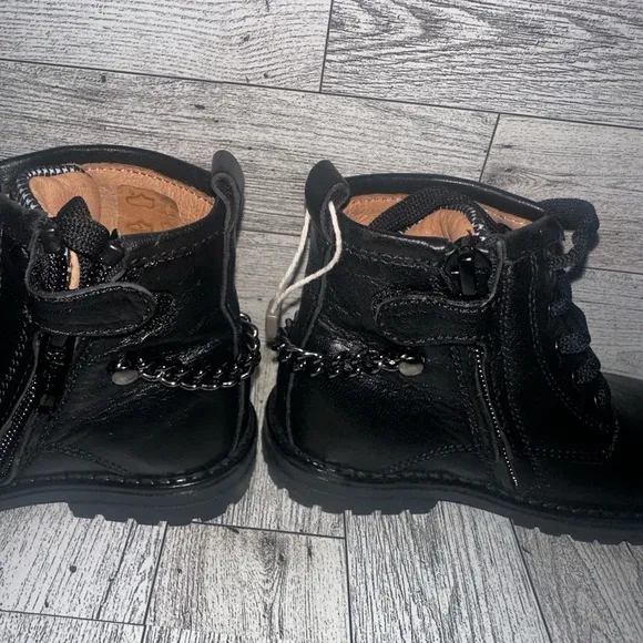 NIB! Nero Giargini Black leather Boots w red heart and chain. Size 7C Toddler.