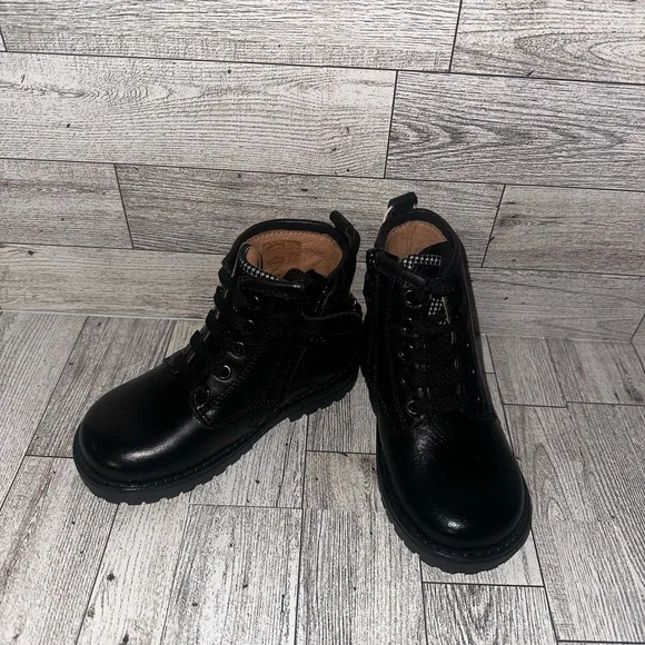 NIB! Nero Giargini Black leather Boots w red heart and chain. Size 7C Toddler.