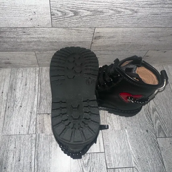NIB! Nero Giargini Black leather Boots w red heart and chain. Size 7C Toddler.