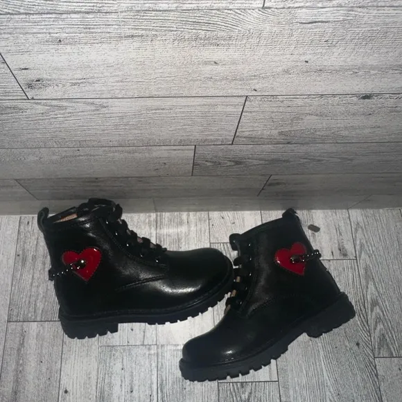NIB! Nero Giargini Black leather Boots w red heart and chain. Size 7C Toddler.