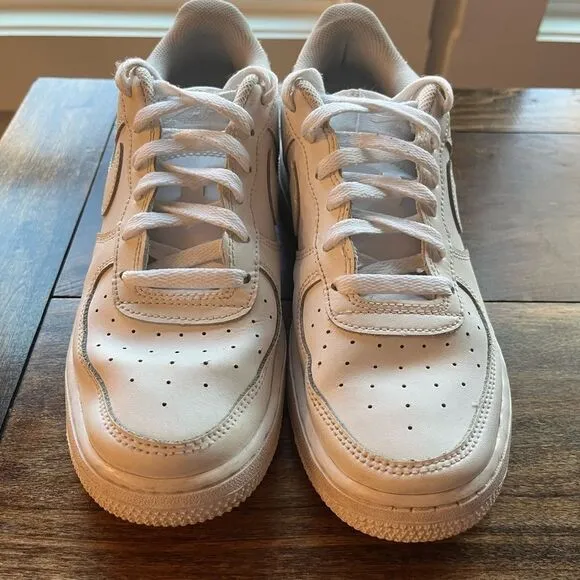 Nike Air Force 1 white low top leather sneakers - men’s size 7/ women’s size 8.5