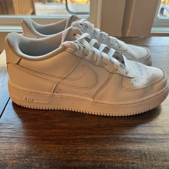 Nike Air Force 1 white low top leather sneakers - men’s size 7/ women’s size 8.5