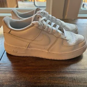 Nike Air Force 1 white low top leather sneakers - men’s size 7/ women’s size 8.5