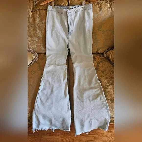 NWOT We The Free light wash boot cut jeans