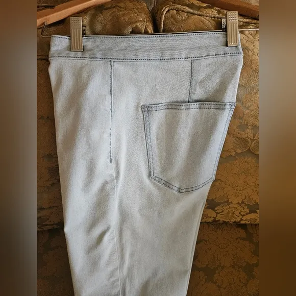 NWOT We The Free light wash boot cut jeans
