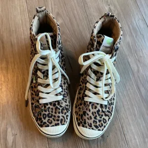 NWT Cariuma OCA High Top Sneakers