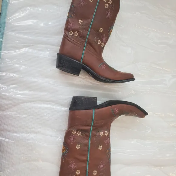 SHYANNE GIRLS Size 5 WESTERN BOOTS FLORAL EMBROIDERY Slip Toe Pre-Owned