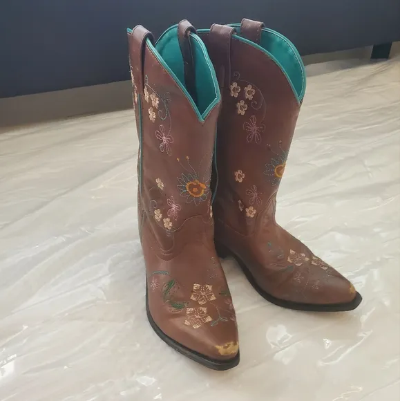 SHYANNE GIRLS Size 5 WESTERN BOOTS FLORAL EMBROIDERY Slip Toe Pre-Owned