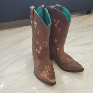 SHYANNE GIRLS Size 5 WESTERN BOOTS FLORAL EMBROIDERY Slip Toe Pre-Owned
