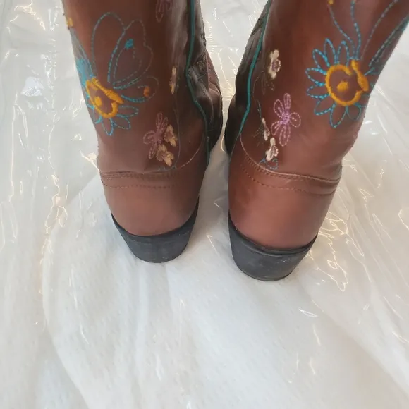 SHYANNE GIRLS Size 5 WESTERN BOOTS FLORAL EMBROIDERY Slip Toe Pre-Owned