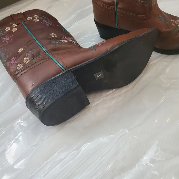 SHYANNE GIRLS Size 5 WESTERN BOOTS FLORAL EMBROIDERY Slip Toe Pre-Owned