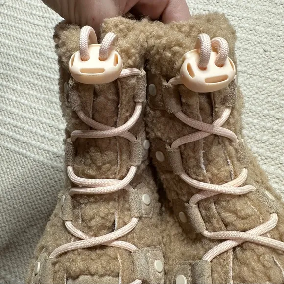 SOREL girls' tan Youth Explorer Cozy Canoe sherpa lace up boots 4