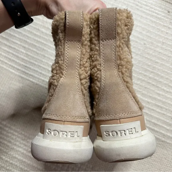 SOREL girls' tan Youth Explorer Cozy Canoe sherpa lace up boots 4
