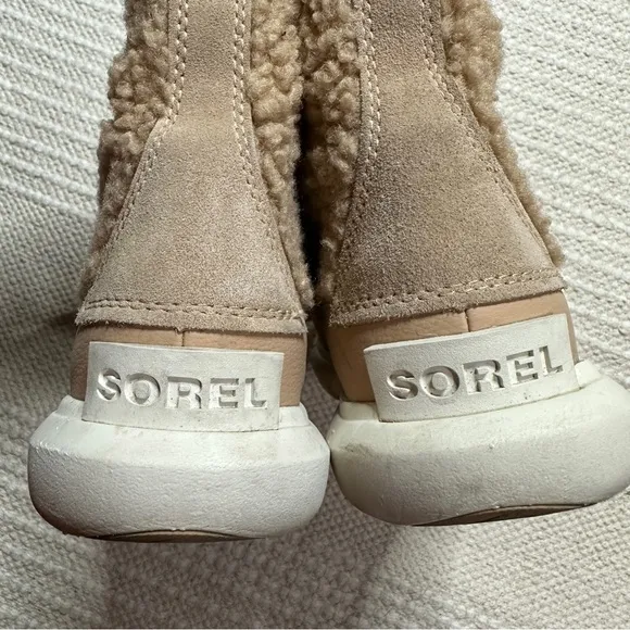 SOREL girls' tan Youth Explorer Cozy Canoe sherpa lace up boots 4